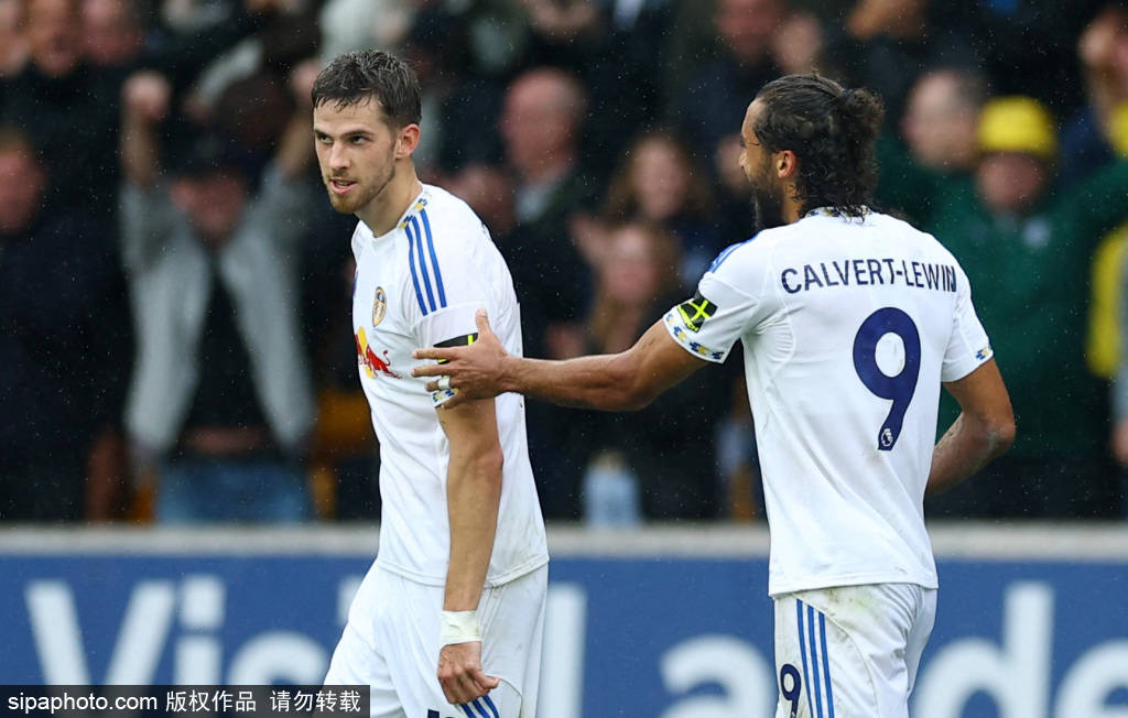 英超第5轮:狼队1-3利兹联
英超第5轮:狼队1-3利兹联